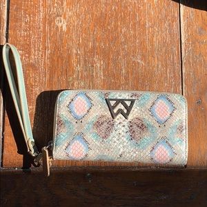 Kelly Wynne wallet